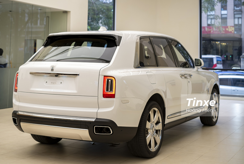 Hệ thống dẫn động bốn bánh và hệ thống đánh lái 4 bánh cũng được trang bị trên Rolls-Royce Cullinan.