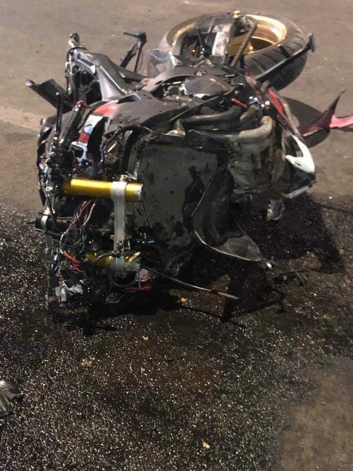 Chiếc xe mô tô phân khối lớn được cho là Honda CBR1000RR 2009 bị vò nát sau cú đâm