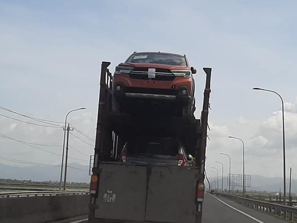 Trước đó, Suzuki XL7 dù chưa ra mắt tại Indonesia nhưng đã bất ngờ xuất hiện tại Việt Nam trên một chiếc xe rơ-moóc mang biển số Hà Nội Trước đó, Suzuki XL7 dù chưa ra mắt tại Indonesia nhưng đã bất ngờ xuất hiện tại Việt Nam trên một chiếc xe rơ-moóc mang biển số Hà Nội