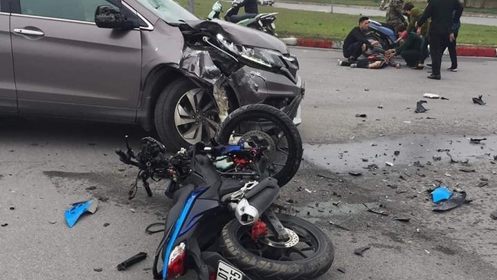 Hà Nội: Honda Winner đâm vào ô tô, nam thanh niên nguy kịch