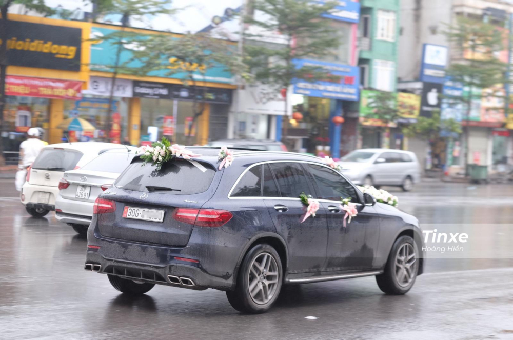 Chiếc Mercedes-Benz GLC 300 làm xe hoa cho Duy Mạnh di chuyển trên đường phố Hà Nội Chiếc Mercedes-Benz GLC 300 làm xe hoa cho Duy Mạnh di chuyển trên đường phố Hà Nội