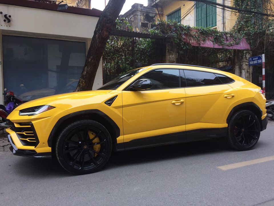 Chiếc siêu SUV Lamborghini Urus của doanh nhân Đỗ Quang Vinh trên đường phố Hà Nội Chiếc siêu SUV Lamborghini Urus của doanh nhân Đỗ Quang Vinh trên đường phố Hà Nội