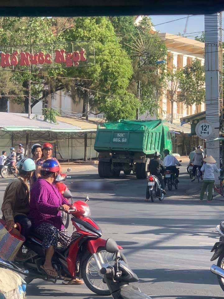 Vụ tai nạn khiến người đàn ông đi xe đạp tử vong tại chỗ Vụ tai nạn khiến người đàn ông đi xe đạp tử vong tại chỗ