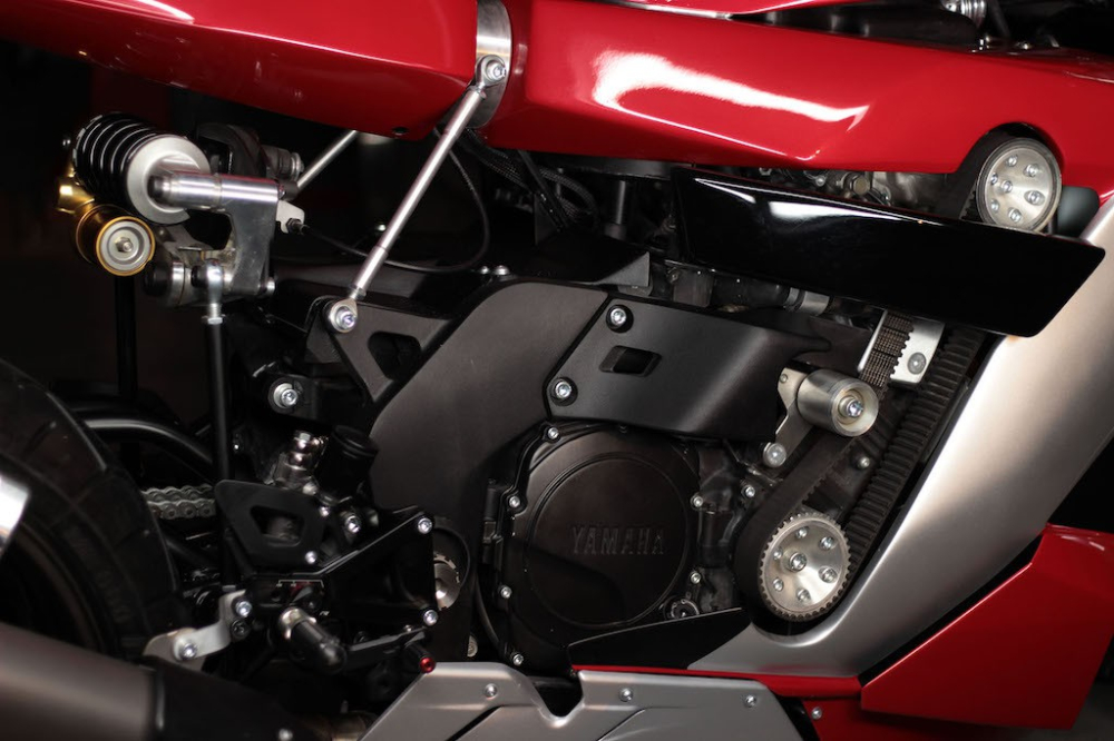 Động cơ của xe lấy từ sport bike Yamaha FZR 1000 Động cơ của xe lấy từ sport bike Yamaha FZR 1000