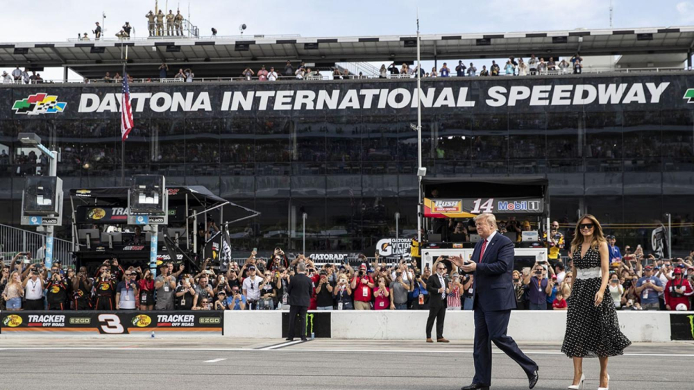Tổng thống Donald Trump và phu nhân xuất hiện trên đường đua Daytona 500