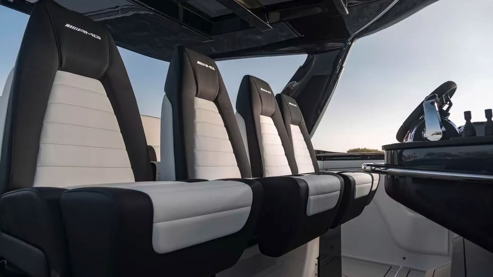 Thuyền có trang bị nhiều ghế ngồi cùng những tính năng giải trí thượng thừa