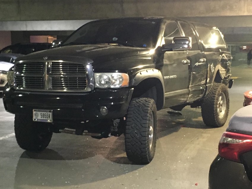 Đây là chiếc Dodge Ram bị chiếc Ford Mustang kéo lê trong hầm đỗ xe Đây là chiếc Dodge Ram bị chiếc Ford Mustang kéo lê trong hầm đỗ xe