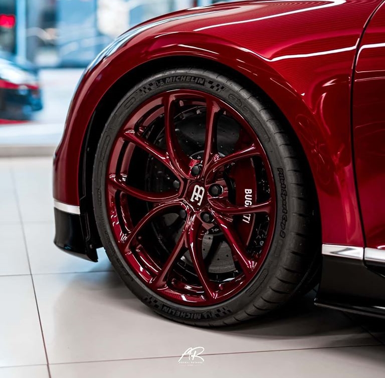 Bộ vành và kẹp phanh của siêu phẩm Bugatti Chiron đầu tiên đến Hồng Kông sơn màu đỏ