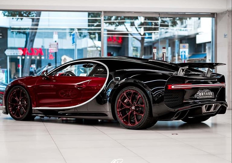 Sự có mặt của siêu phẩm Bugatti Chiron đầu tiên đến Hồng Kồng đã khiến giới mê xe ở đây cực kỳ vui sướng.