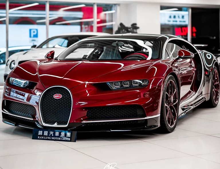 Số lượng siêu xe Bugatti Chiron ở thị trường châu Á được cho hơn 50 chiếc, nhưng đây là lần đầu tiên ông hoàng tốc độ này mới đặt chân đến Hồng Kông, khu vực hành chính đặc biệt của Trung Quốc. Sự có mặt của siêu phẩm Bugatti Chiron đầu tiên đến Hồng Kồng đã khiến giới mê xe ở đây cực kỳ vui sướng.