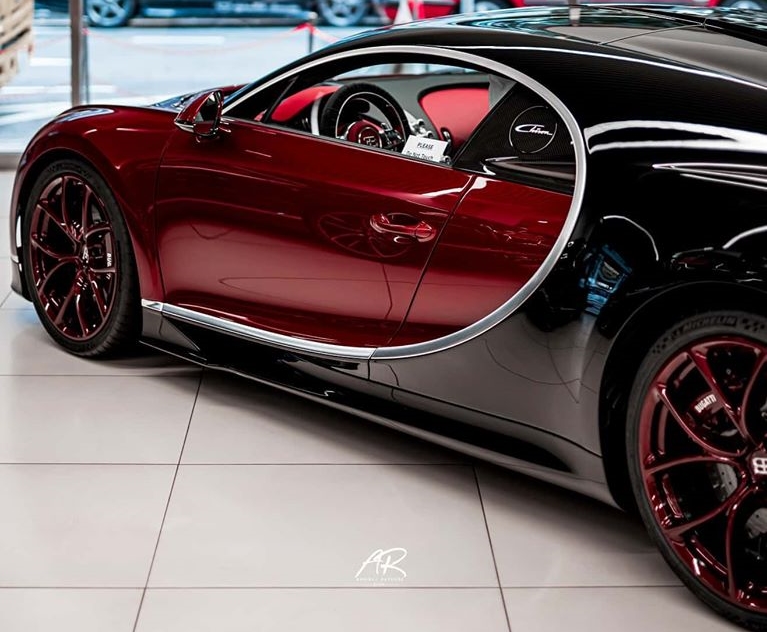 1 trong 500 chiếc siêu xe triệu đô Bugatti Chiron sản xuất trên thế giới khi đến Hồng Kồng sở hữu ngoại thất sơn màu đỏ rượu kết hợp màu đen bóng và cả sợi carbon.