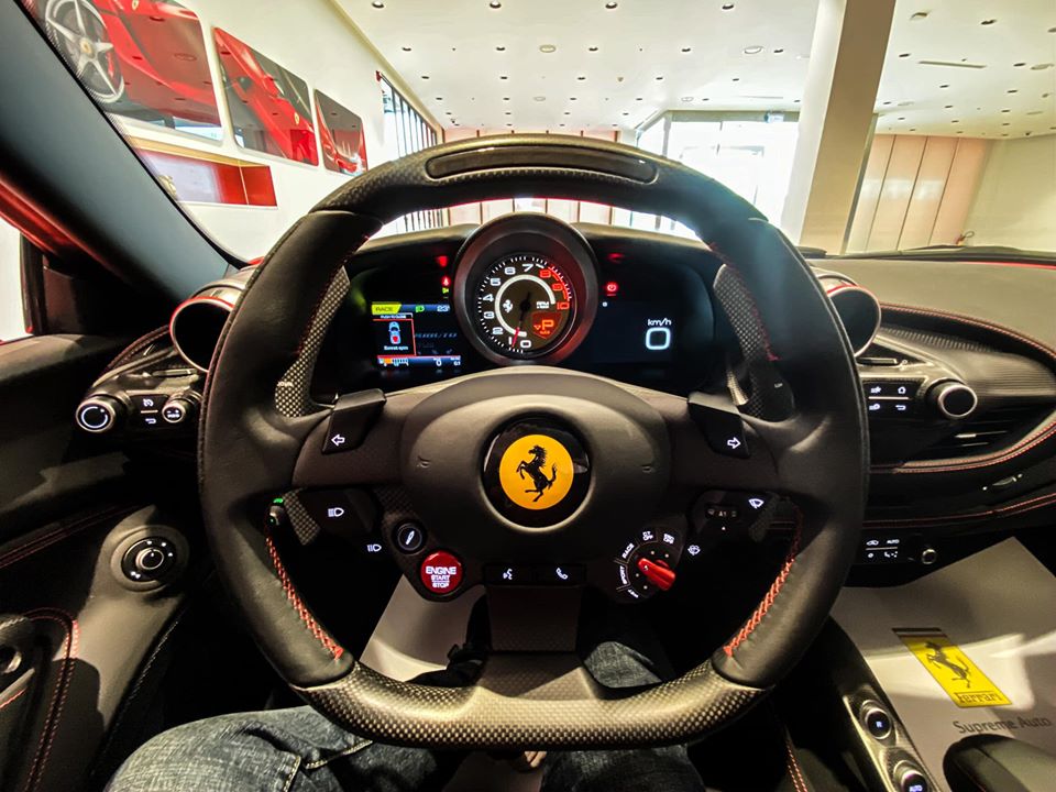 Vô lăng siêu xe Ferrari F8 Tributo thứ 2 về Việt Nam