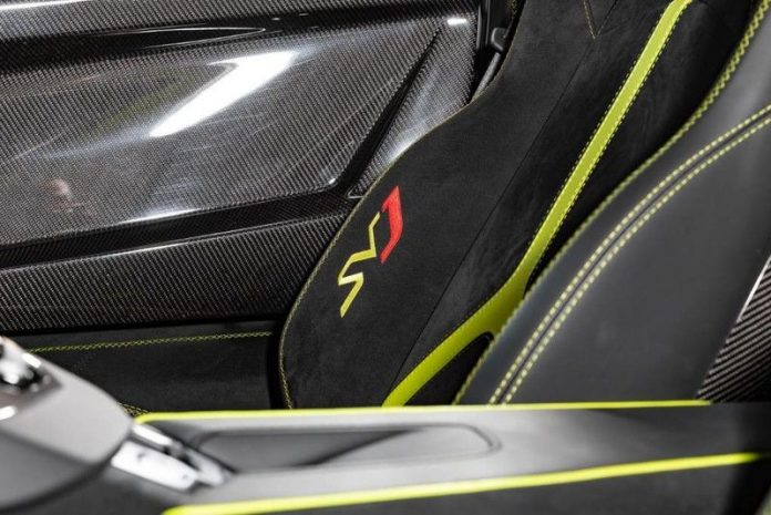 Trên toàn thế giới có 963 chiếc siêu xe Lamborghini Aventador SVJ được sản xuất, 900 chiếc thuộc bản tiêu chuẩn và 63 chiếc bản đặc biệt với các tuỳ chọn carbon và logo 63.