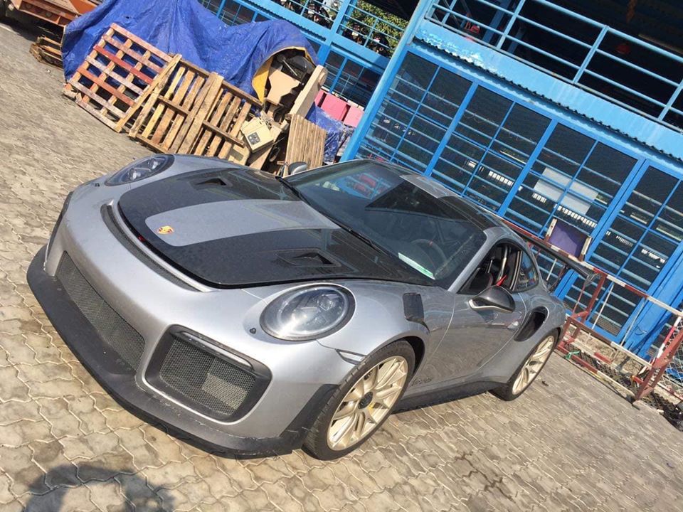 Hiện đây là chiếc siêu xe Porsche 911 GT2 RS thứ 4 có mặt tại Việt Nam nhưng lại là chiếc Porsche 911 GT2 RS thứ 2 mang gói trang bị Weisach Package xuất hiện tại dải đất hình chữ S. 