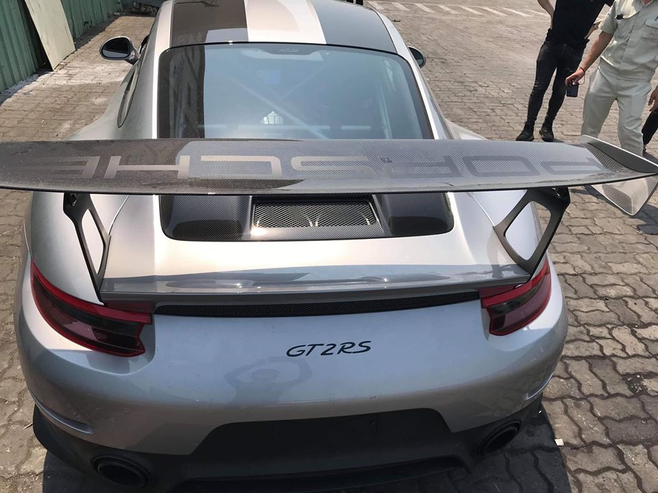 Cận cảnh cánh gió đuôi bằng carbon của siêu xe Porsche 911 GT2 RS có gói trang bị tuỳ chọn Weisach Package thứ 2 về Việt Nam. Phía trên là dòng chữ Porsche màu đen.