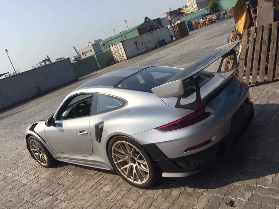  Gói tuỳ chọn Weisach Package sẽ giúp cho siêu xe Porsche 911 GT2 RS thứ 4 về Việt Nam giảm cân 30 kg, xuống còn 1.440 kg so với những chiếc Porsche 911 GT2 RS tiêu chuẩn. 