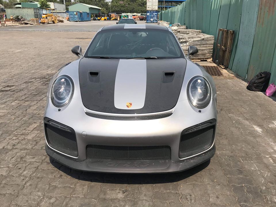 Vào chiều ngày 25 tháng 2 năm 2020, hình ảnh khui công chiếc siêu xe Porsche 911 GT2 RS thứ 4 có mặt tại Việt Nam ở cảng Tân Cảng - Cái Mép, tỉnh Bà Rịa-Vũng Tàu đã thu hút không ít sự chú ý của giới mê xe torng khắp cả nước. Đến trưa nay, ngày 26/2, hình ảnh chi tiết của siêu xe Porsche 911 GT2 RS này đã được công bố. 
