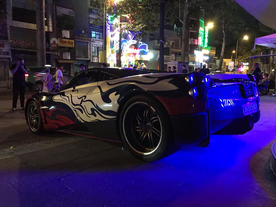 Thần gió Pagani Huayra của Minh Nhựa được dán bộ áo 3 màu là xanh, trắng và đỏ