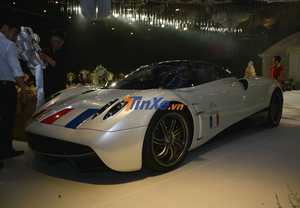 Bộ áo này để giúp chiếc Pagani Huayra nổi bật khi trưng bày tại đám cưới con gái Minh Nhựa