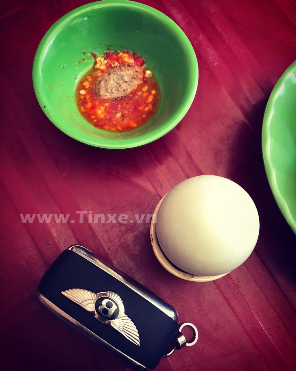 Khi nào các bạn trẻ Hàn Quốc sang Việt Nam nhớ thưởng thức thêm hột vịt lộn rất ngon và bổ bên cạnh bánh mì nghen.