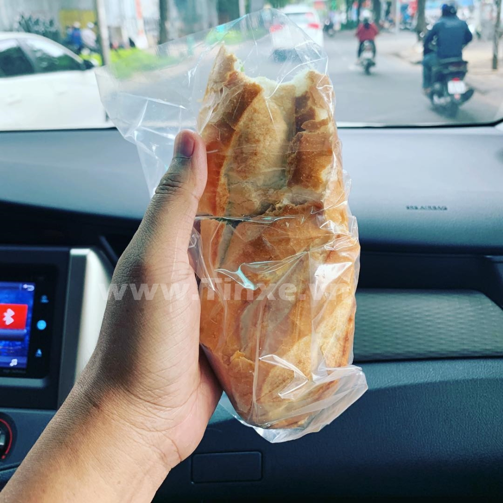 Trên trang instagram của doanh nhân Việt này không thiếu hình ảnh bánh mì