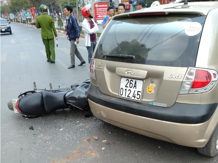 Sơn La: Xe mô tô phân khối lớn Kawasaki đâm vào taxi sang đường, một ...