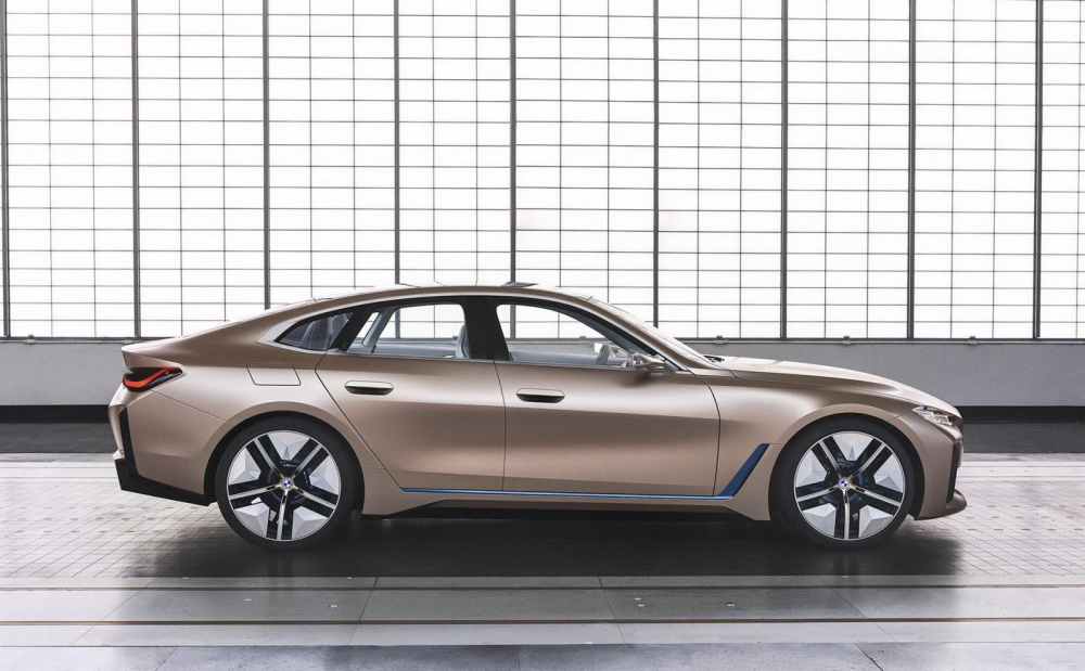 Phía sườn của Concept i4 Phía sườn của Concept i4