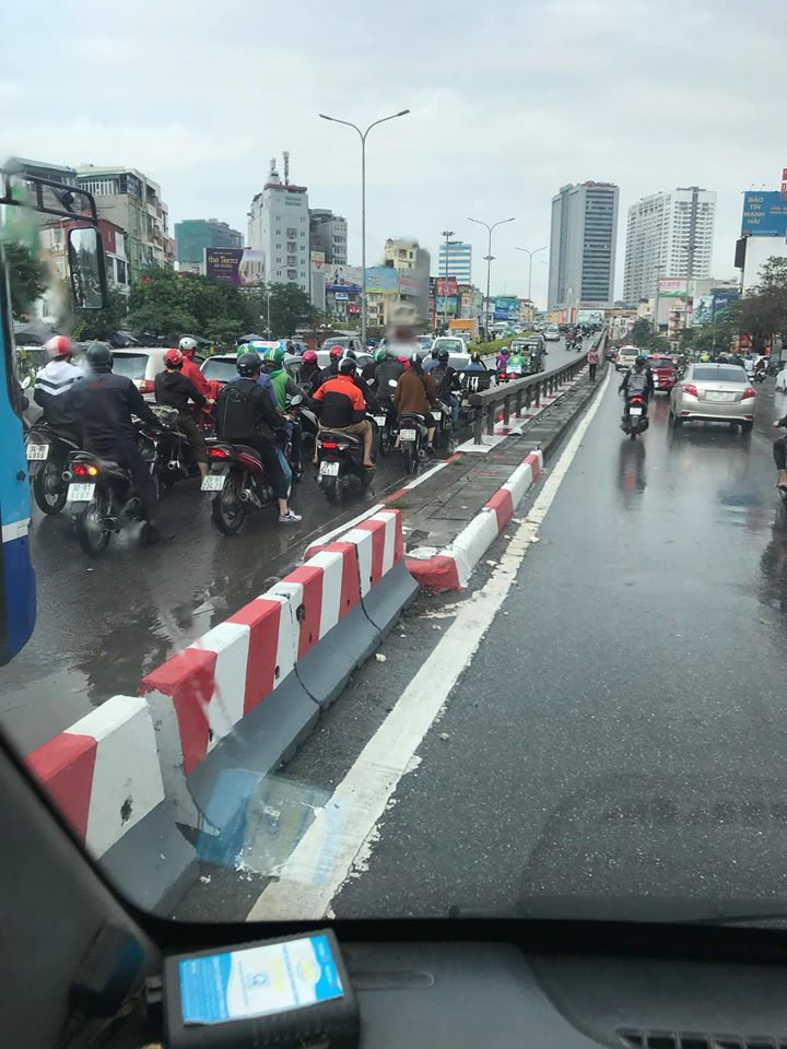 Một vụ va chạm tại cầu vượt Ngã Tư Sở khiến giao thông qua cầu ùn tắc Một vụ va chạm tại cầu vượt Ngã Tư Sở khiến giao thông qua cầu ùn tắc