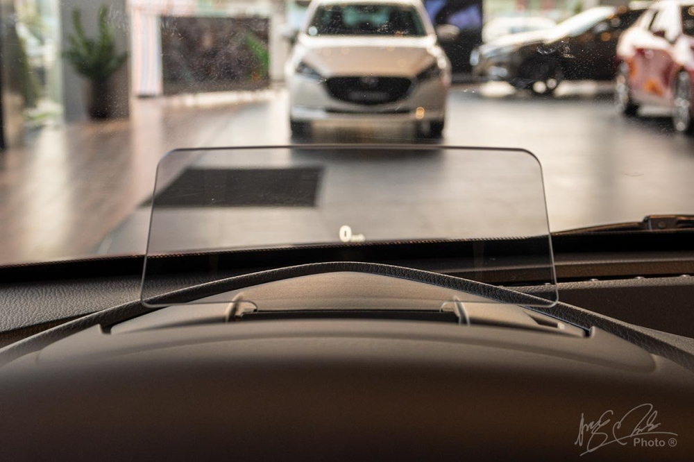 Công nghệ hiển thị thông tin trên kính lái HUD trên Mazda2 2020