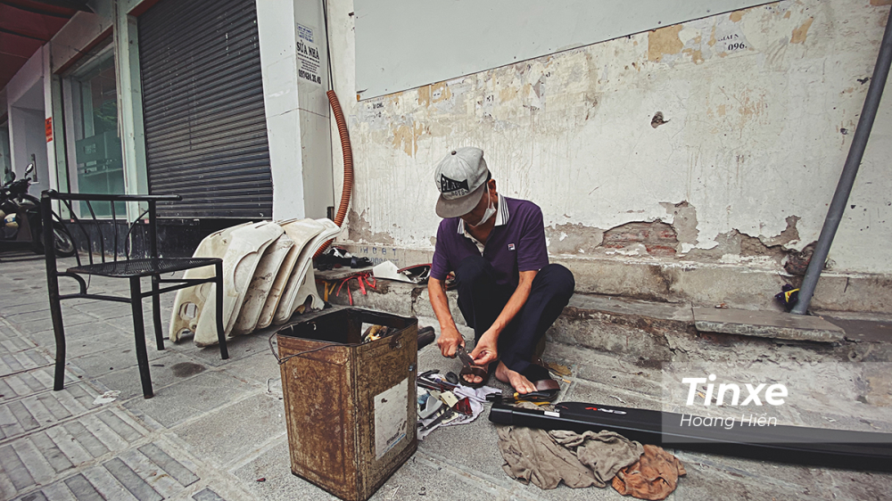 Chú Thạch - một cựu chiến binh với 30 năm làm nghề hàn nhựa. Chú Thạch - một cựu chiến binh với 30 năm làm nghề hàn nhựa.