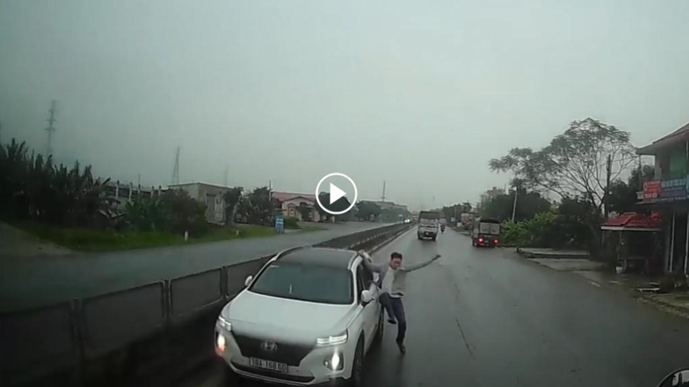 lip ghi lại cảnh chiếc xe ô tô con mang BKS 18A-168.60 đi ngược chiều trên QL1A (qua địa phận huyện Thanh Liêm, tỉnh Hà Nam) được lan truyền trên mạng xã hội hôm 5/3, chiều 11/3, Phòng CSGT Công an tỉnh Hà Nam cho biết, đã làm việc với lái xe và lập biên bản vi phạm. Theo đó, Phòng CSGT Công an tỉnh Hà Nam đã ra quyết định xử phạt đối với lái xe Nguyễn Văn Tuyên (SN 1982, ngụ ở xã Yên Thọ, huyện Ý Yên, tỉnh Nam Định, cũng là chủ phương tiện) lỗi đi ngược chiều với số tiền 4 triệu đồng và tước GPLX 3 tháng. Bước đầu tại cơ quan Công an, lái xe Tuyên cho rằng, hôm xảy ra sự việc do đi tắt một đoạn để về nhà và gặp xe tải đi đến. Tuy nhiên khi xin đường rẽ sang thì không được tài xế xe tải nhường đường. Trước đó, Báo Giao thông đã đưa, sau khi có thông tin đăng tải, Ủy ban ATGT Quốc gia gửi công văn hỏa tốc tới Công an tỉnh Hà Nam đề nghị xác minh, tìm tài xế xe con đi ngược chiều trên. Theo lãnh đạo Uỷ ban ATGT Quốc gia nhận định lip ghi lại cảnh chiếc xe ô tô con mang BKS 18A-168.60 đi ngược chiều trên QL1A (qua địa phận huyện Thanh Liêm, tỉnh Hà Nam) được lan truyền trên mạng xã hội hôm 5/3, chiều 11/3, Phòng CSGT Công an tỉnh Hà Nam cho biết, đã làm việc với lái xe và lập biên bản vi phạm. Theo đó, Phòng CSGT Công an tỉnh Hà Nam đã ra quyết định xử phạt đối với lái xe Nguyễn Văn Tuyên (SN 1982, ngụ ở xã Yên Thọ, huyện Ý Yên, tỉnh Nam Định, cũng là chủ phương tiện) lỗi đi ngược chiều với số tiền 4 triệu đồng và tước GPLX 3 tháng. Bước đầu tại cơ quan Công an, lái xe Tuyên cho rằng, hôm xảy ra sự việc do đi tắt một đoạn để về nhà và gặp xe tải đi đến. Tuy nhiên khi xin đường rẽ sang thì không được tài xế xe tải nhường đường. Trước đó, Báo Giao thông đã đưa, sau khi có thông tin đăng tải, Ủy ban ATGT Quốc gia gửi công văn hỏa tốc tới Công an tỉnh Hà Nam đề nghị xác minh, tìm tài xế xe con đi ngược chiều trên. Theo lãnh đạo Uỷ ban ATGT Quốc gia nhận định hành vi của lái xe đi ngược chiều là vi phạm nghiêm trọng quy định pháp luật về TTATGT, tiềm ẩn nguy cơ cao gây TNGT, đe dọa tính mạng và tài sản của người tham gia giao thông.