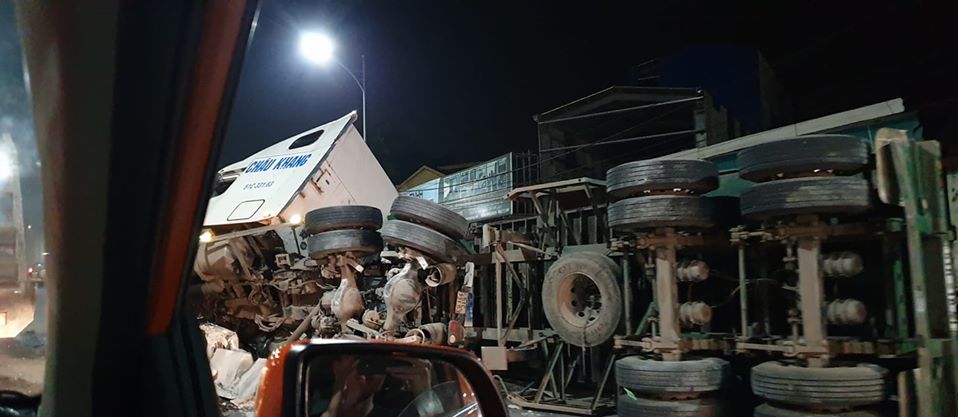 Chiếc xe container hư hỏng khá nghiêm trọng Chiếc xe container hư hỏng khá nghiêm trọng
