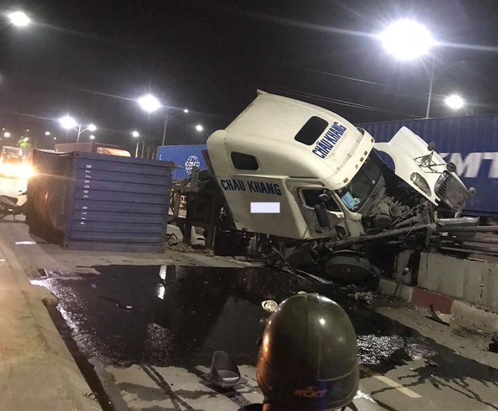 Hiện trường vụ tai nạn xe container tông vào dải phân cách ở Hải Phòng Hiện trường vụ tai nạn xe container tông vào dải phân cách ở Hải Phòng