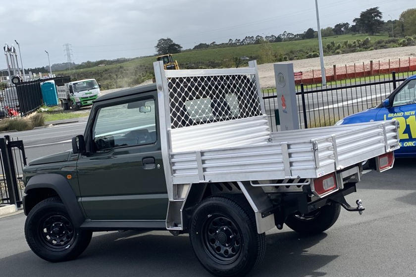 Nó vốn được chế tạo dựa trên một chiếc Jimny LX thông thường Nó vốn được chế tạo dựa trên một chiếc Jimny LX thông thường
