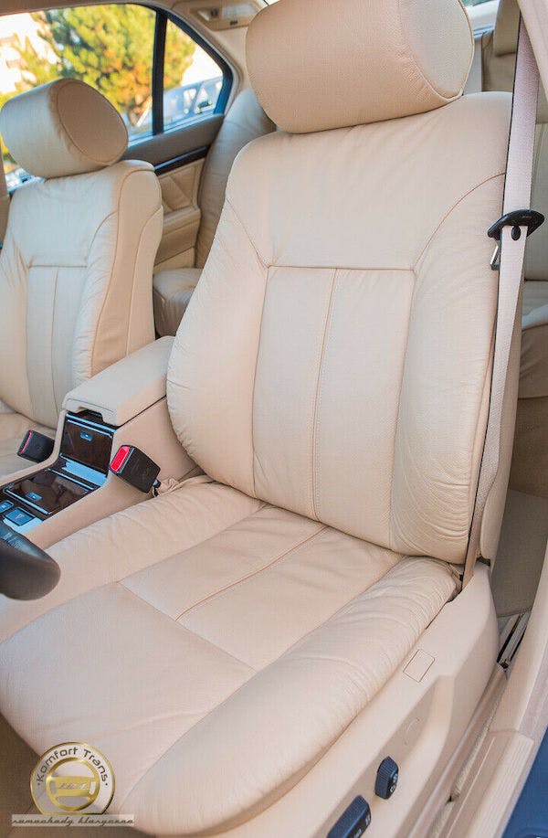 Ghế của chiếc BMW 740i được bọc da màu kem sang trọng Ghế của chiếc BMW 740i được bọc da màu kem sang trọng
