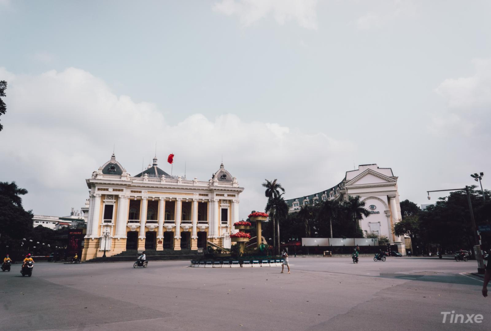 Quảng trường trước cửa Nhà hát lớn Hà Nội
