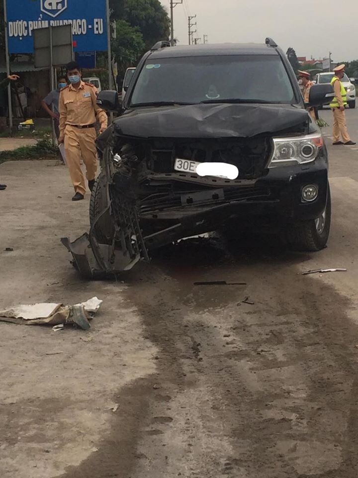 Chiếc Toyota Land Cruiser vỡ nát đầu xe Chiếc Toyota Land Cruiser vỡ nát đầu xe