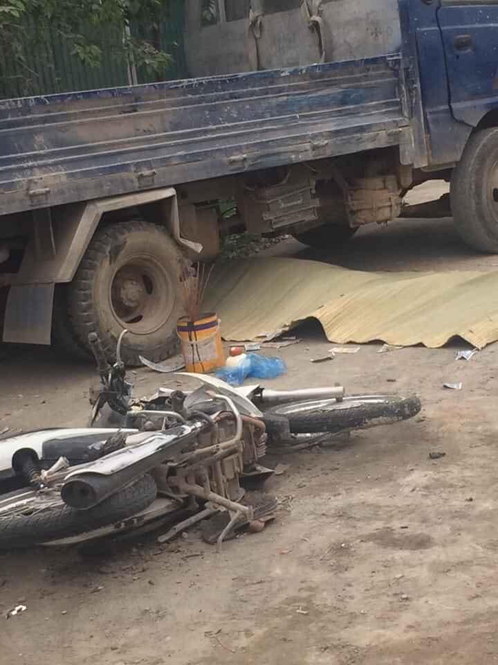 Người đi xe máy bị hất văng vào gầm ô tô tải và tử vong Người đi xe máy bị hất văng vào gầm ô tô tải và tử vong