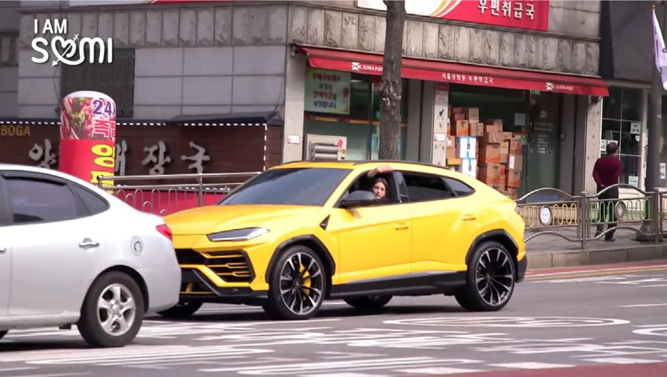 Jeon Somi lái chiếc siêu xe Lamborghini Urus trong chương trình truyền hình thực tế về cuộc sống hàng ngày của cô Jeon Somi lái chiếc siêu xe Lamborghini Urus trong chương trình truyền hình thực tế về cuộc sống hàng ngày của cô