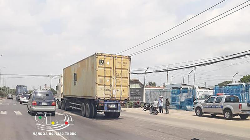 Hiện trường vụ va chạm giao thông giữa xe máy và xe container trên Quốc lộ 51 vào chiều qua Hiện trường vụ va chạm giao thông giữa xe máy và xe container trên Quốc lộ 51 vào chiều qua