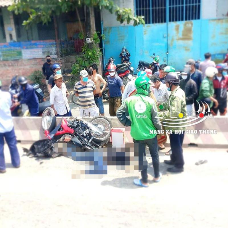 Vụ việc này khiến một người đi trên xe máy tử vong ngay tại chỗ, người còn lại bị thương đã được đưa vào bệnh viện cấp cứu Vụ việc này khiến một người đi trên xe máy tử vong ngay tại chỗ, người còn lại bị thương đã được đưa vào bệnh viện cấp cứu