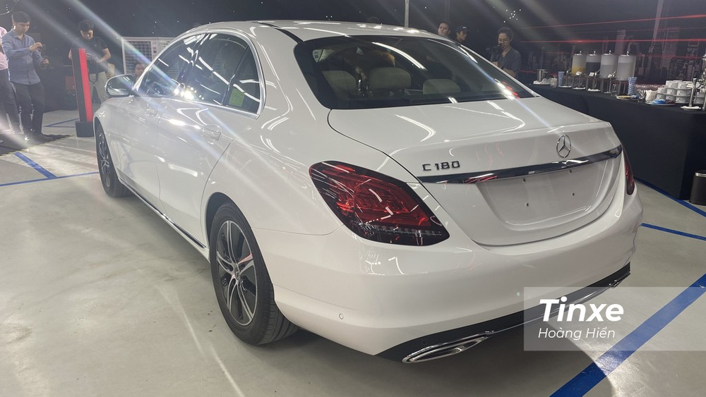 Đuôi xe của Mercedes C180 giống với C200 Đuôi xe của Mercedes C180 giống với C200