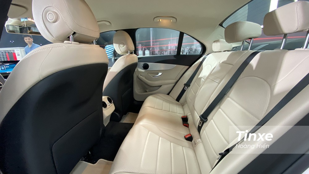 Hàng ghế thứ 2 của Mercedes C180 2020 không được rộng rãi Hàng ghế thứ 2 của Mercedes C180 2020 không được rộng rãi