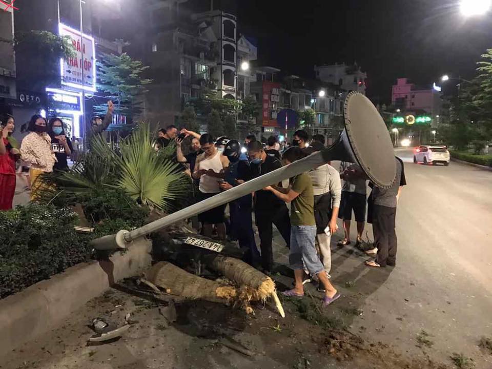 Cột đèn và gốc cây nằm đổ ra đường Cột đèn và gốc cây nằm đổ ra đường