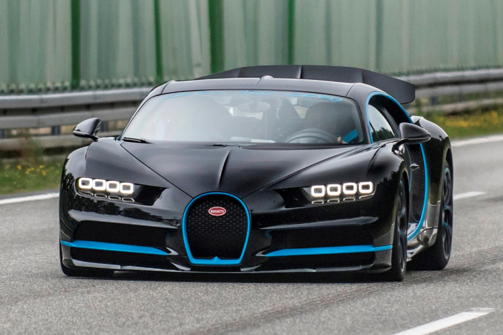 Để quay một chiếc Bugatti Chiron chạy ở tốc độ trên 400 km/h, chúng ta sẽ cần đến một chiếc Chiron khác Để quay một chiếc Bugatti Chiron chạy ở tốc độ trên 400 km/h, chúng ta sẽ cần đến một chiếc Chiron khác