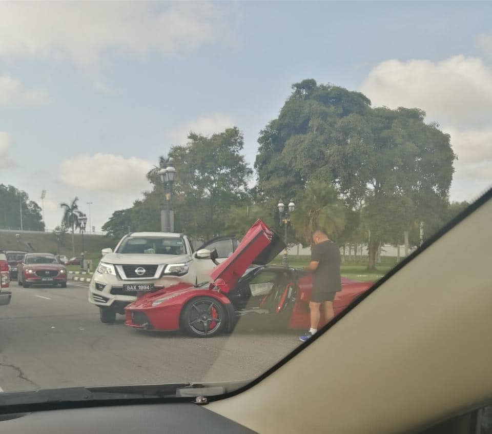 Hiện trường vụ tai nạn giao thông giữa xe Nissan Terra và Ferrari LaFerrari Hiện trường vụ tai nạn giao thông giữa xe Nissan Terra và Ferrari LaFerrari