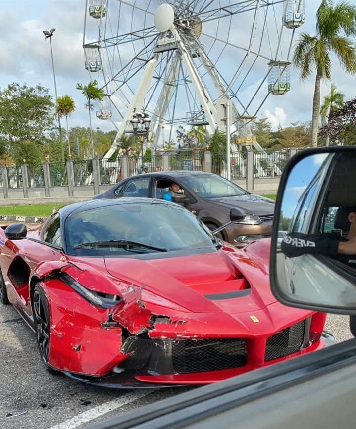 Thiệt hại phần đầu siêu xe Ferrari LaFerrari gặp nạn ở Brunei Thiệt hại phần đầu siêu xe Ferrari LaFerrari gặp nạn ở Brunei