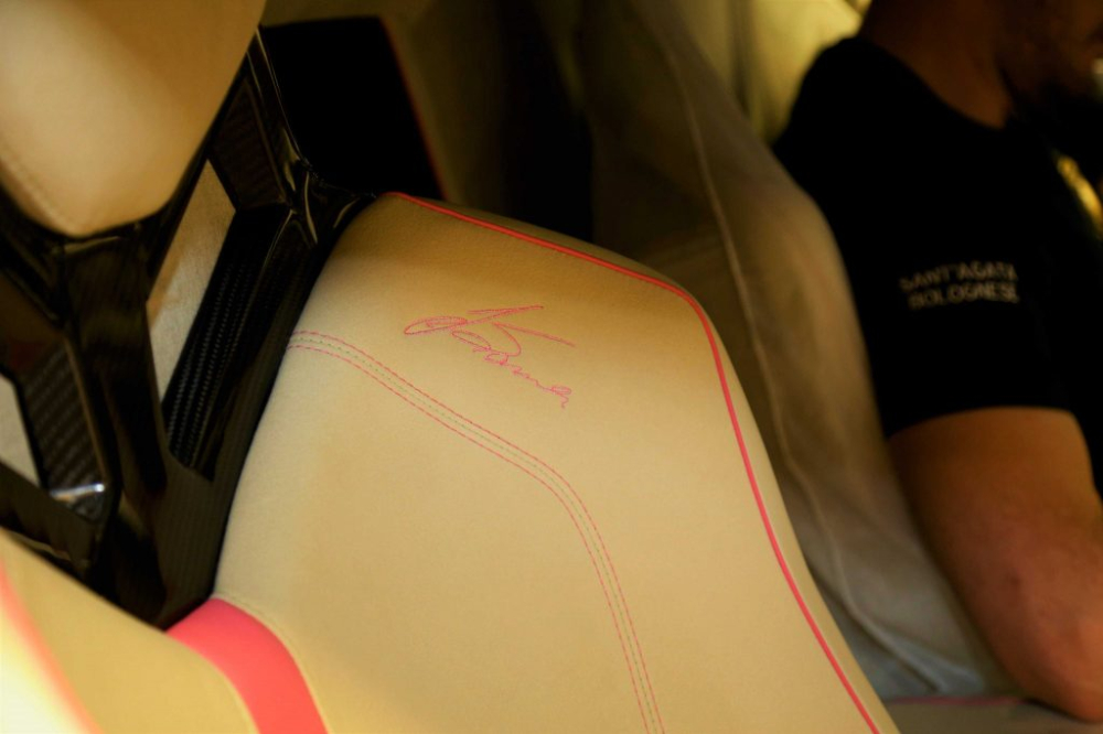 Ngón tay mà Giám đốc bộ phận đua xe thể thao của Lamborghini chỉ trên bức ảnh trên chính là chữ ký của ông xuất hiện trên ghế ngồi của siêu xe mui trần Lamborghini Aventador SV Roadster cuối cùng được sản xuất trên toàn thế giới. Ngón tay mà Giám đốc bộ phận đua xe thể thao của Lamborghini chỉ trên bức ảnh trên chính là chữ ký của ông xuất hiện trên ghế ngồi của siêu xe mui trần Lamborghini Aventador SV Roadster cuối cùng được sản xuất trên toàn thế giới.