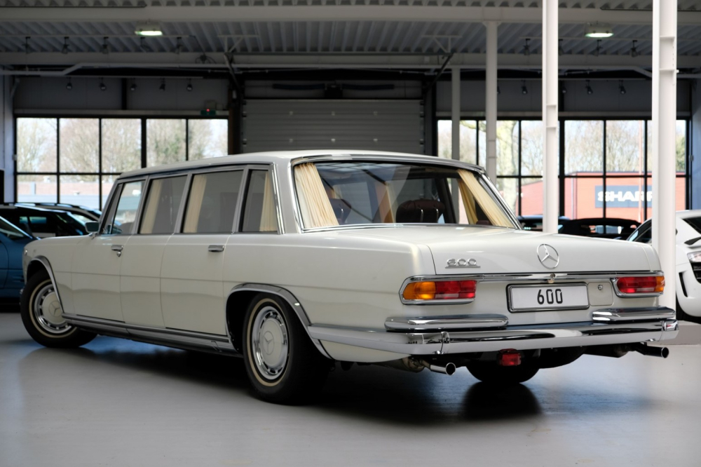 Chiếc Mercedes-Benz 600 Pullman được sơn màu trắng ngọc trai Chiếc Mercedes-Benz 600 Pullman được sơn màu trắng ngọc trai