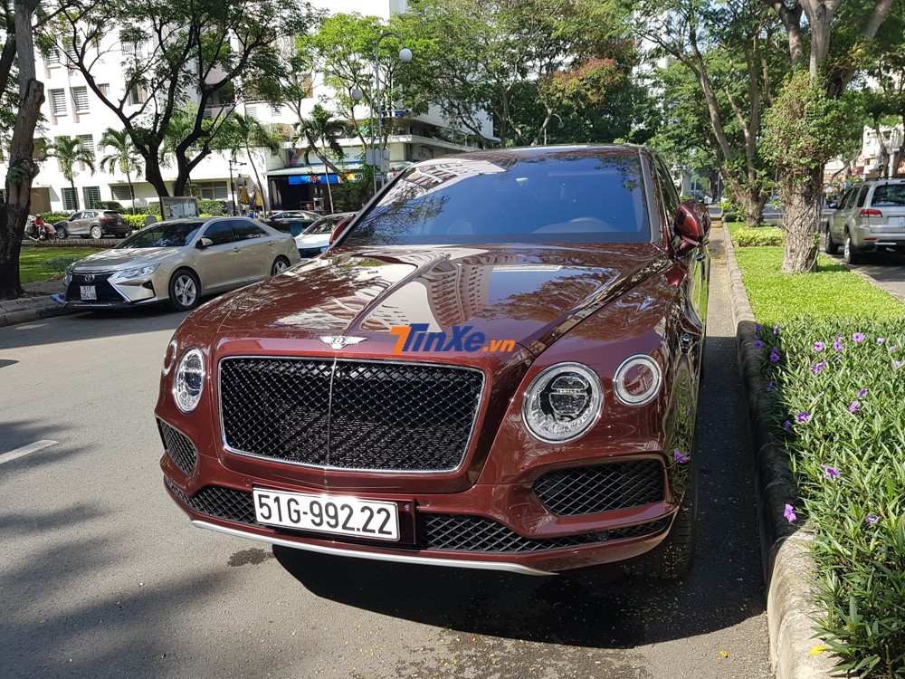 Số tiền lệ phí trước bạ mà chủ nhân chiếc Bentley Bentayga V8 màu đỏ Cricket Ball tại Sài thành phải đóng là 1,209 tỷ đồng